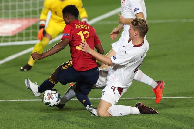 拉菲尼亚本赛季西甲14轮8球 距个人纪录还差3球